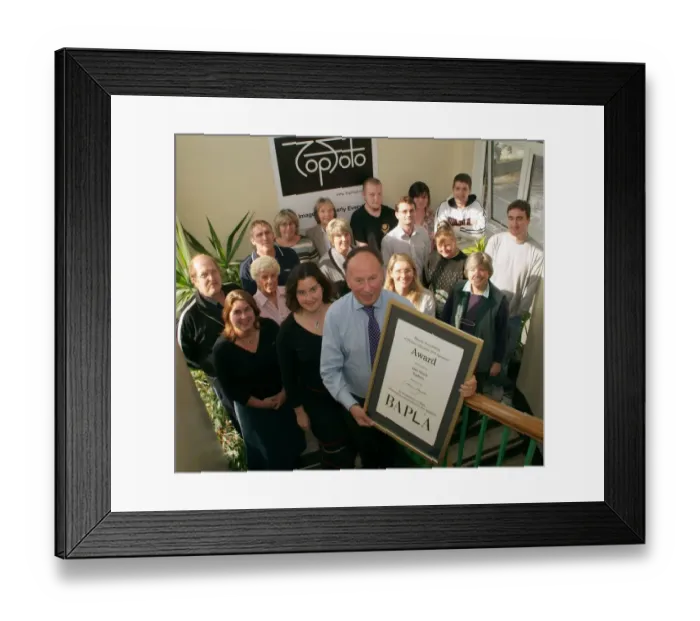 Framed Print : Alan Smith, Managing Partner of TopFoto, holding the 2007 BAPLA award recognising Alan Smith Framed Print : Alan Smith, Managing Partner of TopFoto, holding the 2007 BAPLA award recognising Alan Smith