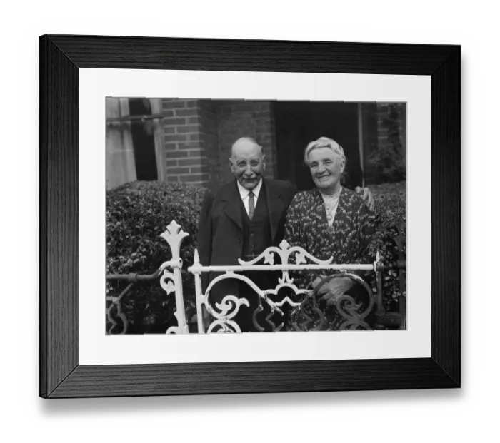 Framed Print : Mr and Mrs W T Towell celebrate their diamond wedding anniversary in Charlton, Kent