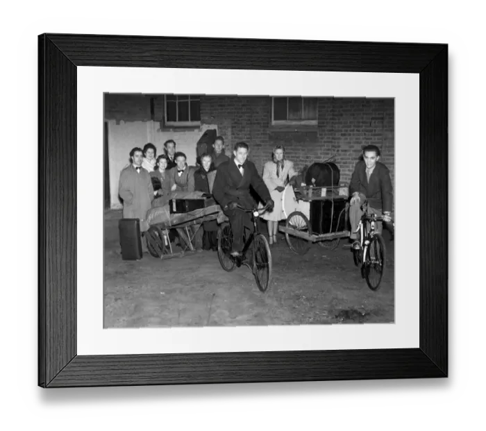 Framed Print : Owing to the abolition of basic petrol, a Welling dance orchestra from Kent have