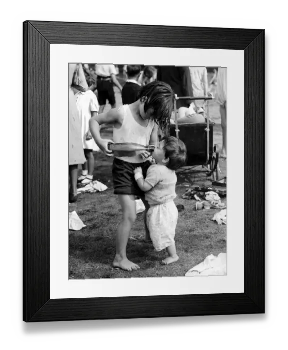 Framed Print : Girls wore shady hats - Chilham, Lees, Kent Framed Print : Girls wore shady hats - Chilham, Lees, Kent