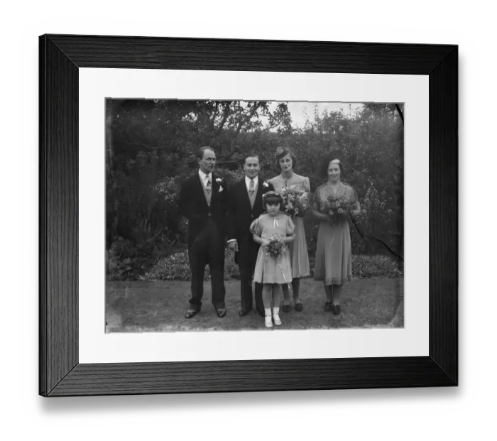 Framed Print : The wedding of Mr Roy Pearl and Miss Patricia Kirby in Sidcup, Kent. The Bridal group