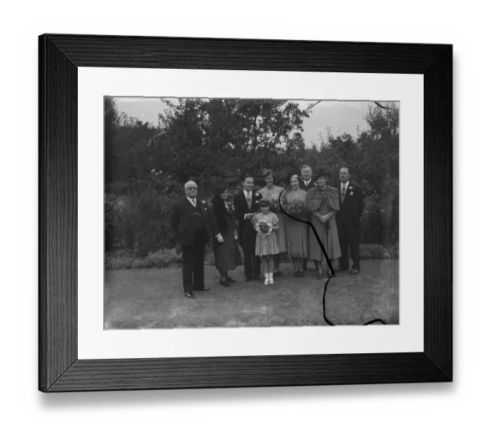 Framed Print : The wedding of Mr Roy Pearl and Miss Patricia Kirby in Sidcup, Kent. The family group