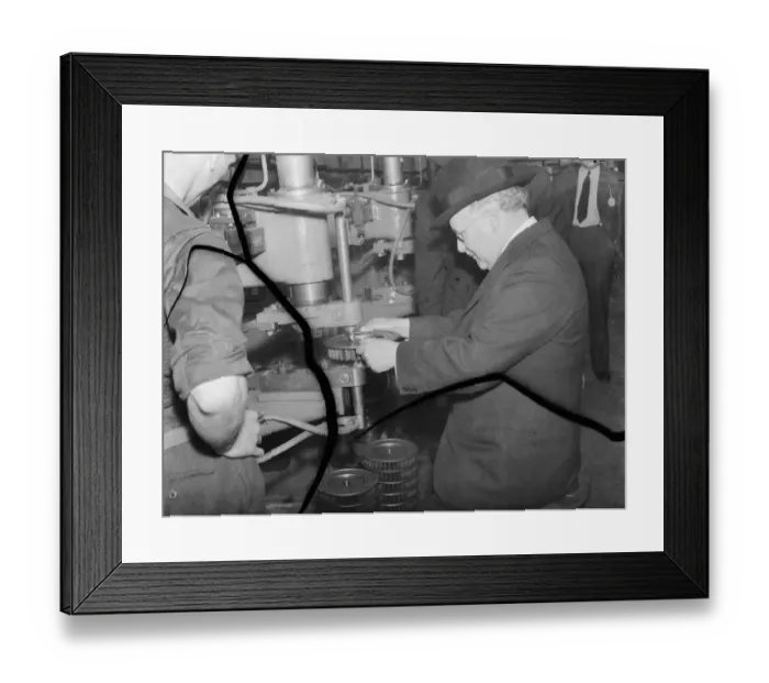 Framed Print : Sir Howard Kingsley Wood, the Secretary of State for Air, visiting the Vickers Framed Print : Sir Howard Kingsley Wood, the Secretary of State for Air, visiting the Vickers