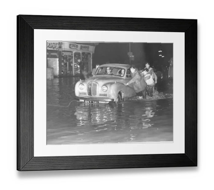 Framed Print : Soldiers of the 36 Royal Engineers were drafted for duty during the Kent floods Framed Print : Soldiers of the 36 Royal Engineers were drafted for duty during the Kent floods