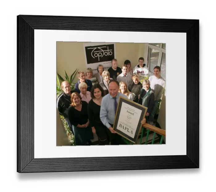 Framed Print : Alan Smith, Managing Partner of TopFoto, holding the 2007 BAPLA award recognising Alan Smith Framed Print : Alan Smith, Managing Partner of TopFoto, holding the 2007 BAPLA award recognising Alan Smith