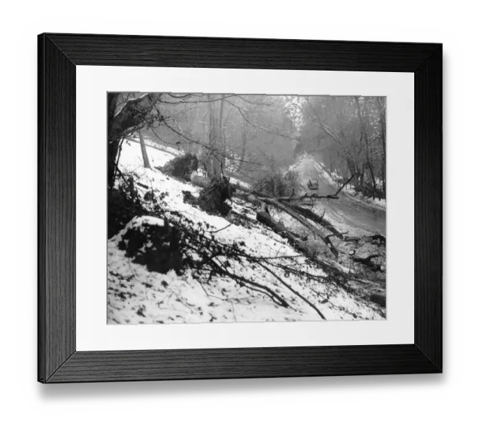 Framed Print : Heavy snow falls on 26th April 1950 The scene at Polhill, Kent after the heavy fall Framed Print : Heavy snow falls on 26th April 1950 The scene at Polhill, Kent after the heavy fall