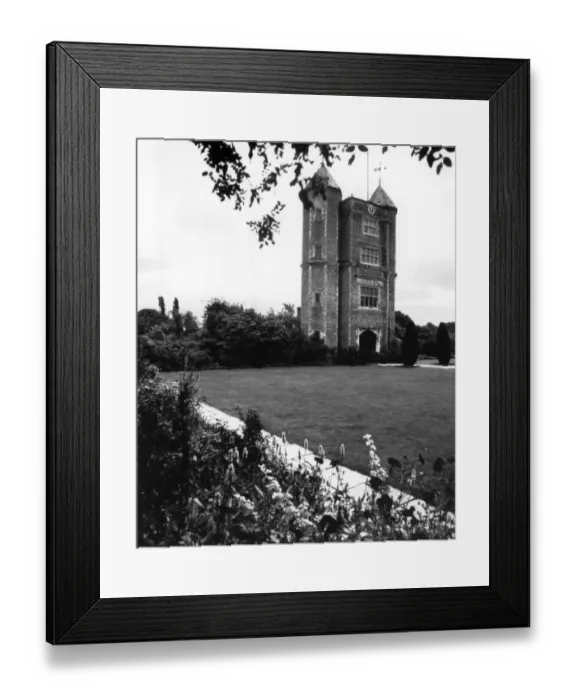 Framed Print : The gardens at Sissinghurst Castle Kent Framed Print : The gardens at Sissinghurst Castle Kent