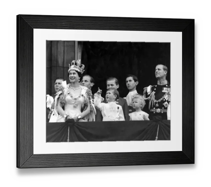 Framed Print : The Royal family appear on the balcony of Buckingham Palace on the return to Framed Print : The Royal family appear on the balcony of Buckingham Palace on the return to