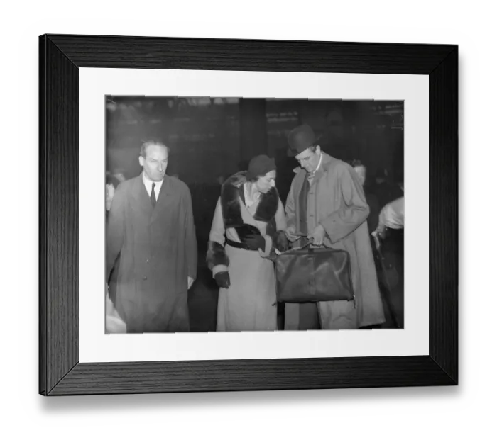 Framed Print : Prince Alessandro Torlonia and his bride, the Infanta Beatriz of Spain, leave London for America Framed Print : Prince Alessandro Torlonia and his bride, the Infanta Beatriz of Spain, leave London for America