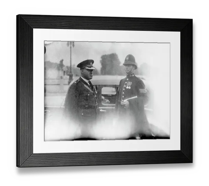 Framed Print : Superintendent curry and Sgt backshall leave Buckingham Palace. The two police officers Framed Print : Superintendent curry and Sgt backshall leave Buckingham Palace. The two police officers