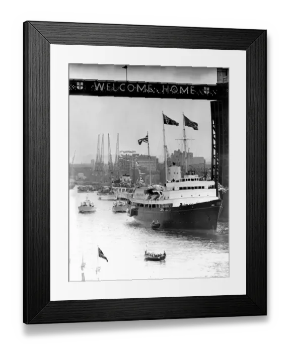 Framed Print : Under Tower Bridge- and the Welcome Home sign - passes the majestic looking Britannia