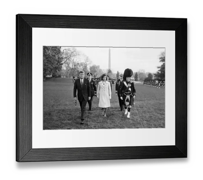 Framed Print : Mrs Jacqueline Kennedy, the First Lady of America, walks across the South Lawn Framed Print : Mrs Jacqueline Kennedy, the First Lady of America, walks across the South Lawn