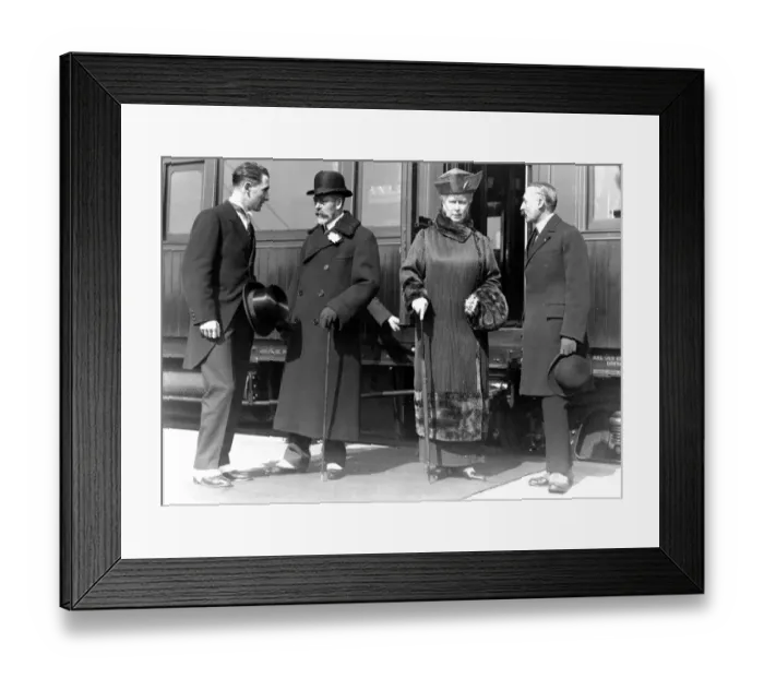 Framed Print : King George V and Queen Mary pictured before entering the Royal train at Calais Framed Print : King George V and Queen Mary pictured before entering the Royal train at Calais