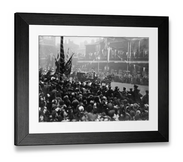 Framed Print : The Royal wedding of the Duke of Kent and Princess Marina of Greece. Crowds