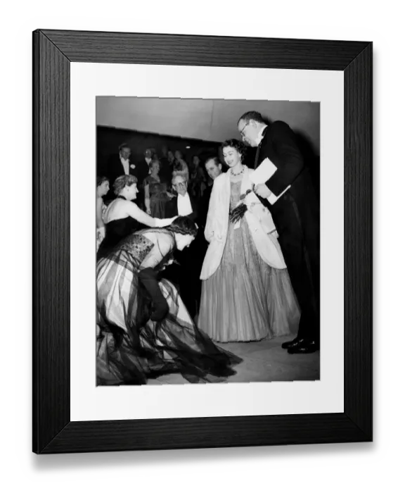 Framed Print : The Queen leaves the Festival Hall, London after attending the first royal concert of her reign Framed Print : The Queen leaves the Festival Hall, London after attending the first royal concert of her reign