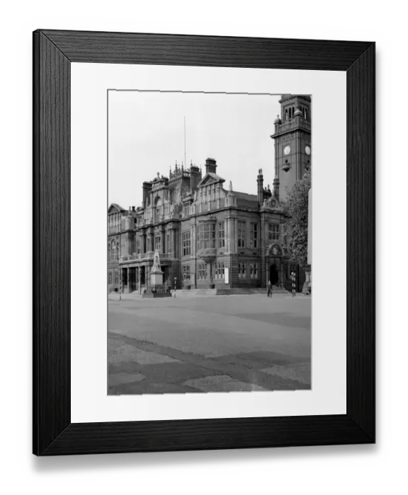 Framed Print : The Town Hall with a Queen Victoria statue in front, Leamington Spa, Warwickshire Framed Print : The Town Hall with a Queen Victoria statue in front, Leamington Spa, Warwickshire