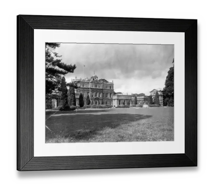 Framed Print : Badminton House, the seat of his Grace the Duke of Beaufort with the Royal Flag flying