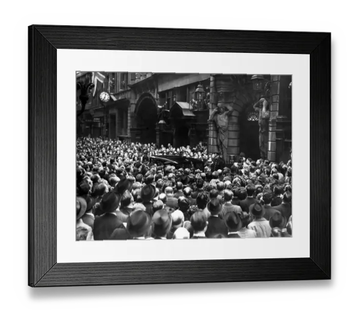 Framed Print : Work Stopped in the City when the crowd assembled outside Drapers Hall in Throgmorton