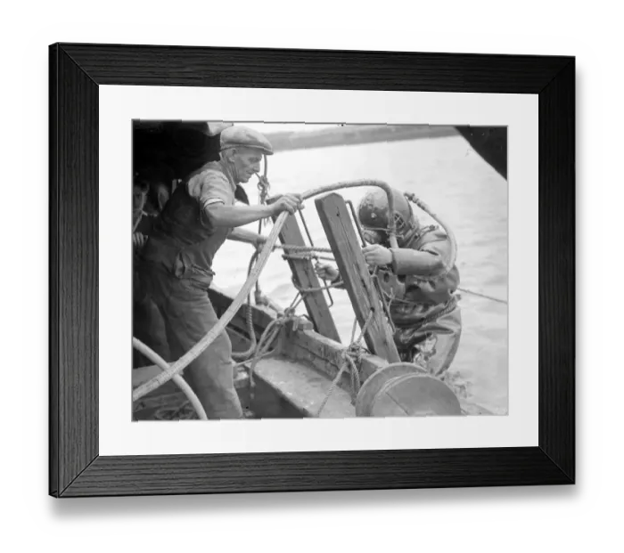 Framed Print : The diver descending at Royal Victoria Docks to blow up the foundations of one of
