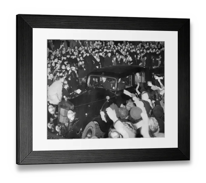 Framed Print : Royal Wedding. H. R. H Princess Elizabeth and Duke of Edinburgh. Crowds rushed