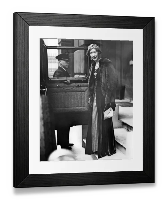 Framed Print : Wearing a peeresss robes and coronet, the Duchess of Wellington left Apsley House Framed Print : Wearing a peeresss robes and coronet, the Duchess of Wellington left Apsley House