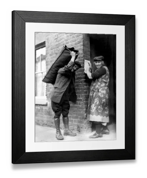 Framed Print : Mrs Nicholson, 68 years old, of Arthur Road, Windsor, receiving Kings annual Christmas Framed Print : Mrs Nicholson, 68 years old, of Arthur Road, Windsor, receiving Kings annual Christmas