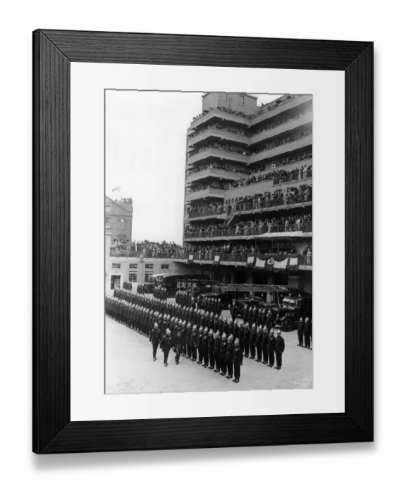 Framed Print : The King and Queen open the new London Fire Brigade Headquartes on Albert Embankment Framed Print : The King and Queen open the new London Fire Brigade Headquartes on Albert Embankment