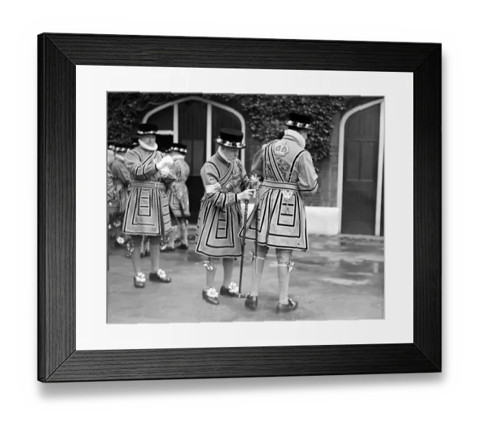 Framed Print : London Yeoman man of the guard at Saint James?s palace. The royal Cypher G. R Framed Print : London Yeoman man of the guard at Saint James?s palace. The royal Cypher G. R