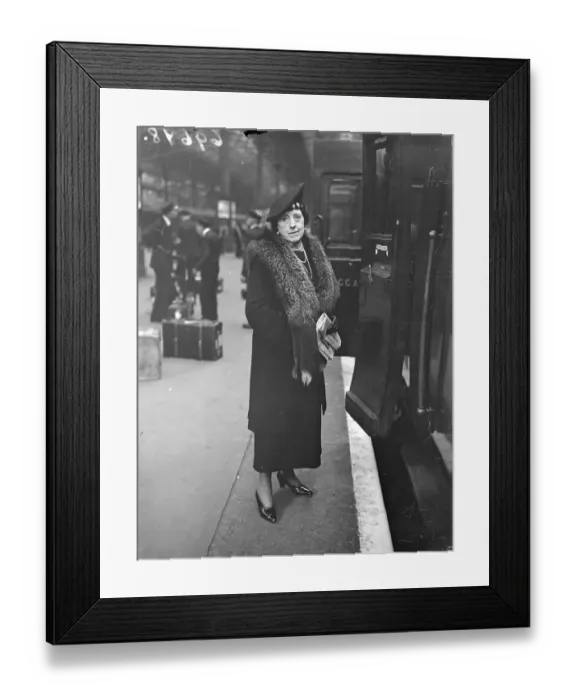 Framed Print : First woman Mayor in history of Royal Windsor. Leaves London for holiday. The first Framed Print : First woman Mayor in history of Royal Windsor. Leaves London for holiday. The first