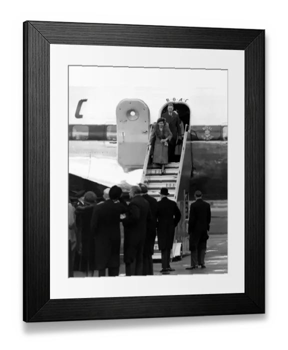 Framed Print : 31 January 1952 King George VI and Queen Elizabeth leave the plane after saying Framed Print : 31 January 1952 King George VI and Queen Elizabeth leave the plane after saying