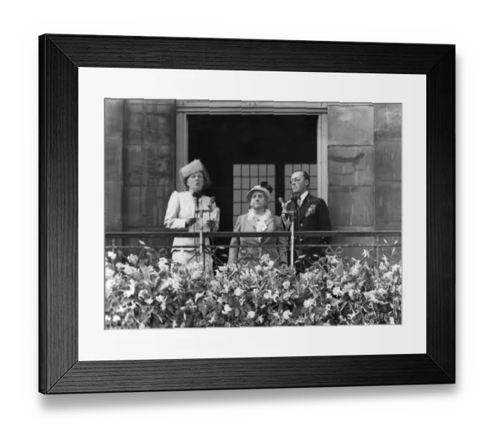 Framed Print : At a private ceremony in the Royal Palace at Amsterdam the 50 year old Wilhelmina Framed Print : At a private ceremony in the Royal Palace at Amsterdam the 50 year old Wilhelmina