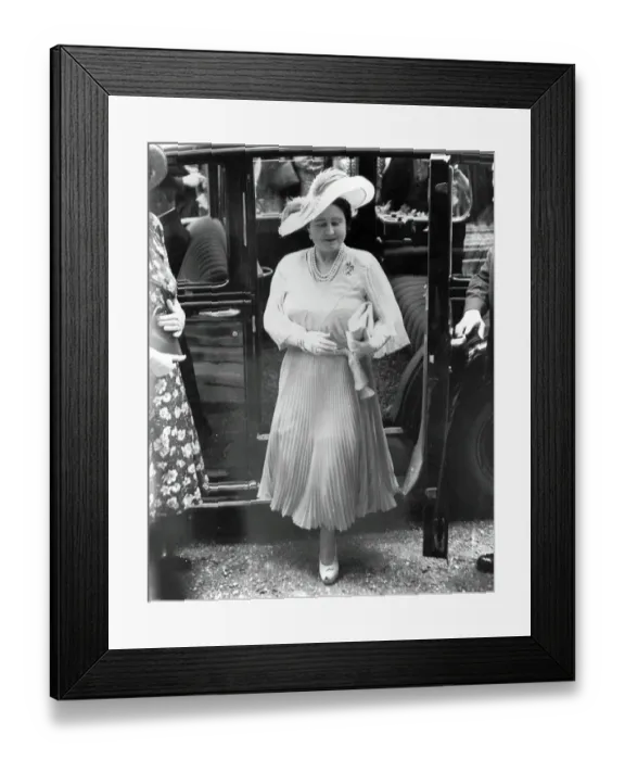 Framed Print : Her Majesty, Queen Elizabeth, The Queen Mother arriving at St. Peters, Eaton Square