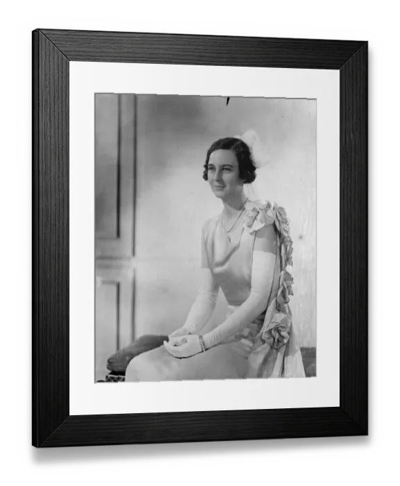 Framed Print : Daughter of American Ambassador to London presented at Court. Miss Henrietta Worth Bingham