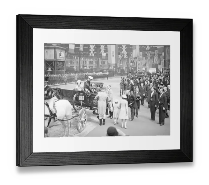 Framed Print : The King and Queen leave for Canada. Photo shows the King and Queen and Princesses Framed Print : The King and Queen leave for Canada. Photo shows the King and Queen and Princesses