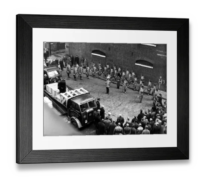 Framed Print : 8 February 1952 Surrounded by Yeoman Warders, The Royal Proclamation is read by Framed Print : 8 February 1952 Surrounded by Yeoman Warders, The Royal Proclamation is read by