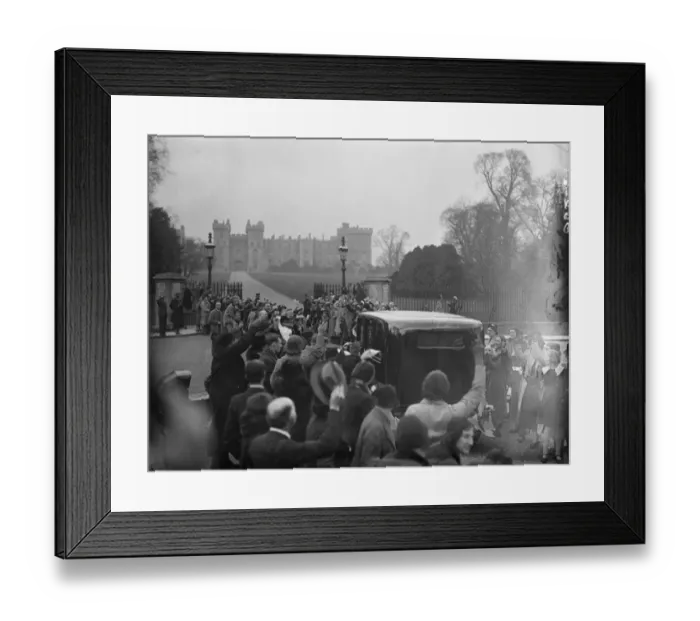 Framed Print : King and Queen take up residence at Windsor Castle. Drive from Royal Lodge through cheering crowds