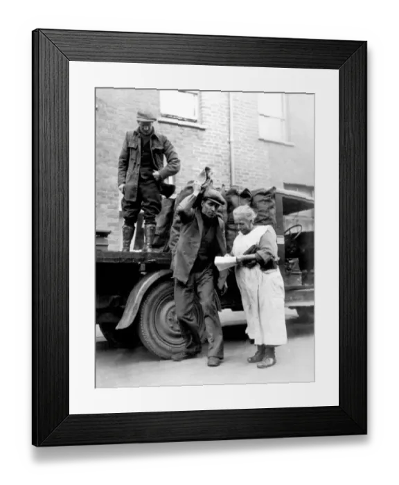 Framed Print : Mrs Bird of Arthur Road, Windsor, receiving Kings annual Christmas distribution Framed Print : Mrs Bird of Arthur Road, Windsor, receiving Kings annual Christmas distribution