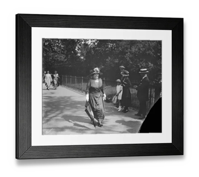 Framed Print : Royal garden party at Buckingham palace Muriel Countess Helmsley 25 June 1924 Framed Print : Royal garden party at Buckingham palace Muriel Countess Helmsley 25 June 1924