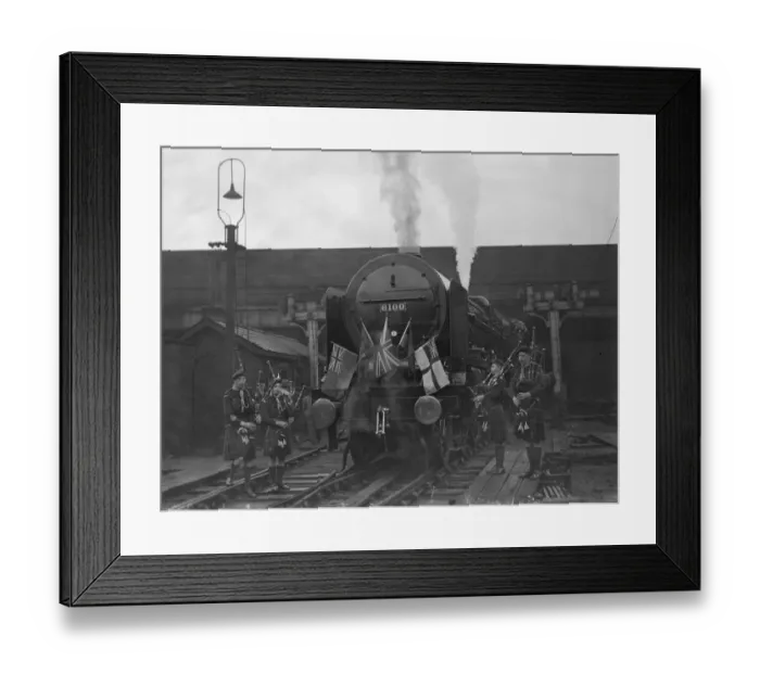 Framed Print : Royal Scot sets out to break new world train speed record from Euston Framed Print : Royal Scot sets out to break new world train speed record from Euston