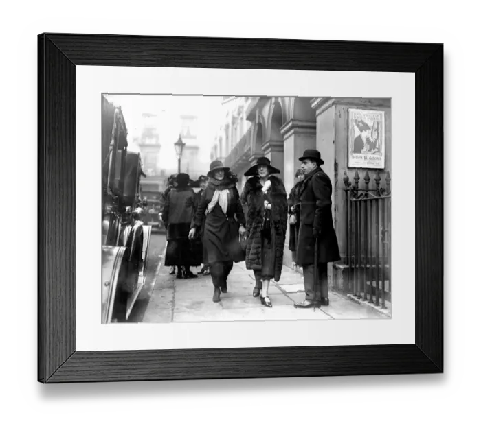 Framed Print : Private view Day at the Royal Society of portrait paintings, Suffolk Street. Duchess of Rutland