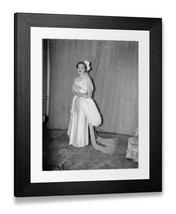 Framed Print : American debutantes at third court. Miss May Henderson Osborne, daughter of Mr Framed Print : American debutantes at third court. Miss May Henderson Osborne, daughter of Mr
