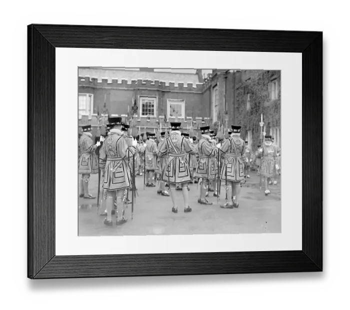 Framed Print : London Yeoman man of the guard at Saint James?s palace. The royal Cypher G. R Framed Print : London Yeoman man of the guard at Saint James?s palace. The royal Cypher G. R