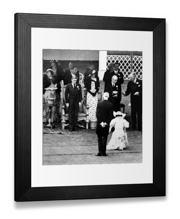 Framed Print : The king received debutantes (society girls who are presented to his Majesty personally) Framed Print : The king received debutantes (society girls who are presented to his Majesty personally)