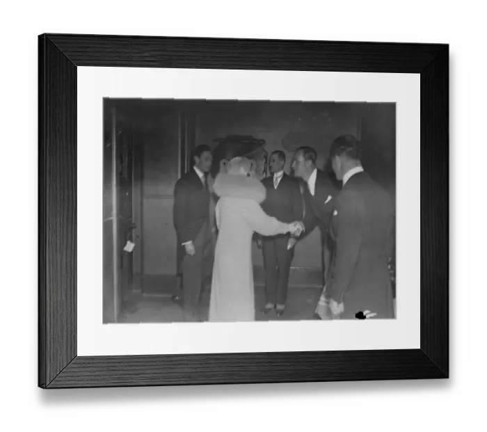 Framed Print : The Duke and Duchess of York arrive for a lecture by C W A Scott, the winner of