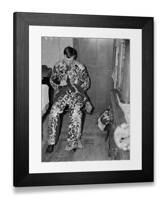 Framed Print : As autumn is the time when the Coster royal families of London overhaul the pearly Framed Print : As autumn is the time when the Coster royal families of London overhaul the pearly