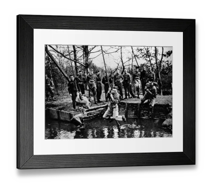 Framed Print : The New Sandhurst. The Royal Armoured Corps OCTU at work. Nerve balance physical fitness Framed Print : The New Sandhurst. The Royal Armoured Corps OCTU at work. Nerve balance physical fitness