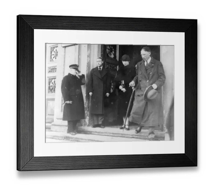 Framed Print : To the Windsor meet his sister on arrival in Vienna. First visit by members of Royal Framed Print : To the Windsor meet his sister on arrival in Vienna. First visit by members of Royal