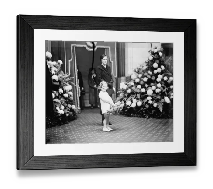 Framed Print : Royal bride and groom leave Paddington for honeymoon. Viscountess Churchill at the station Framed Print : Royal bride and groom leave Paddington for honeymoon. Viscountess Churchill at the station