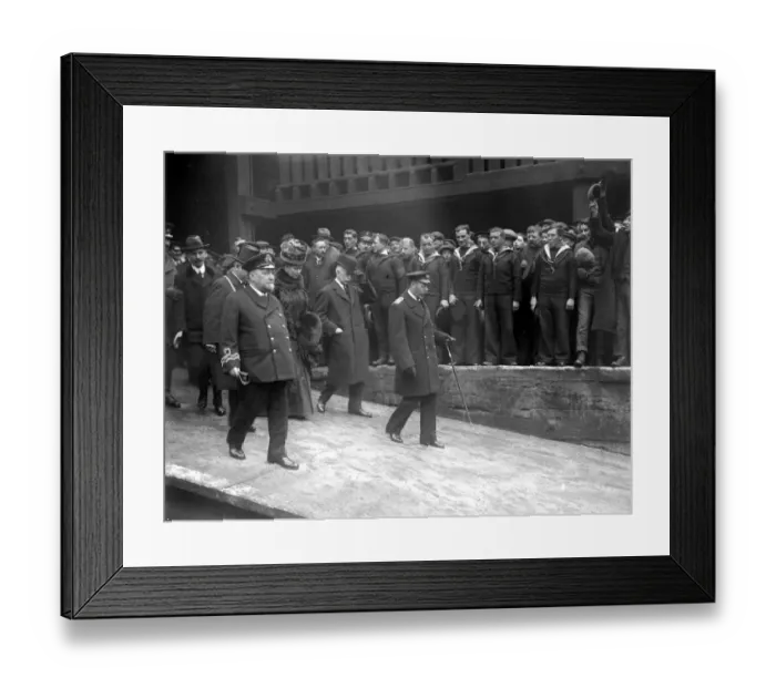 Framed Print : Their Majesties visit to Grimsby - leaving Fish Docks. 10 April 1918