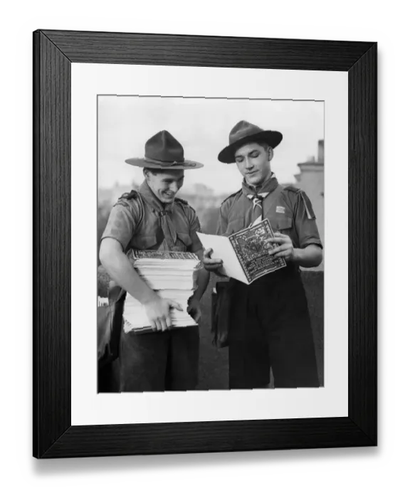 Framed Print : A thousand London Scouts are to sell the official Souvenir Programmes of the Royal Framed Print : A thousand London Scouts are to sell the official Souvenir Programmes of the Royal